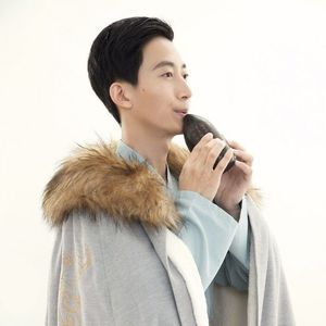 我解开胸罩喂男朋友吃奶
